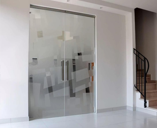 Двери из стекла